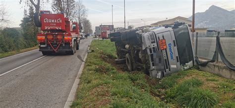 Incidente sulla Casilina, si scontrano unauto e una cisterna di Gpl ...